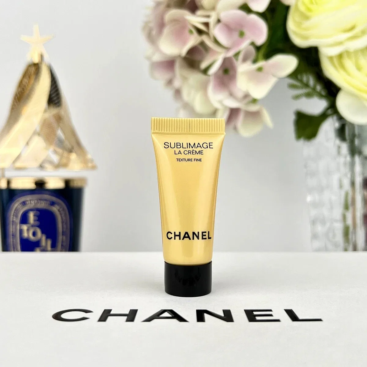 Крем для лица увлажняющий легкий, образец 5 мл, CHANEL, Lightweight Edition Luxury Style Essence — фото 2