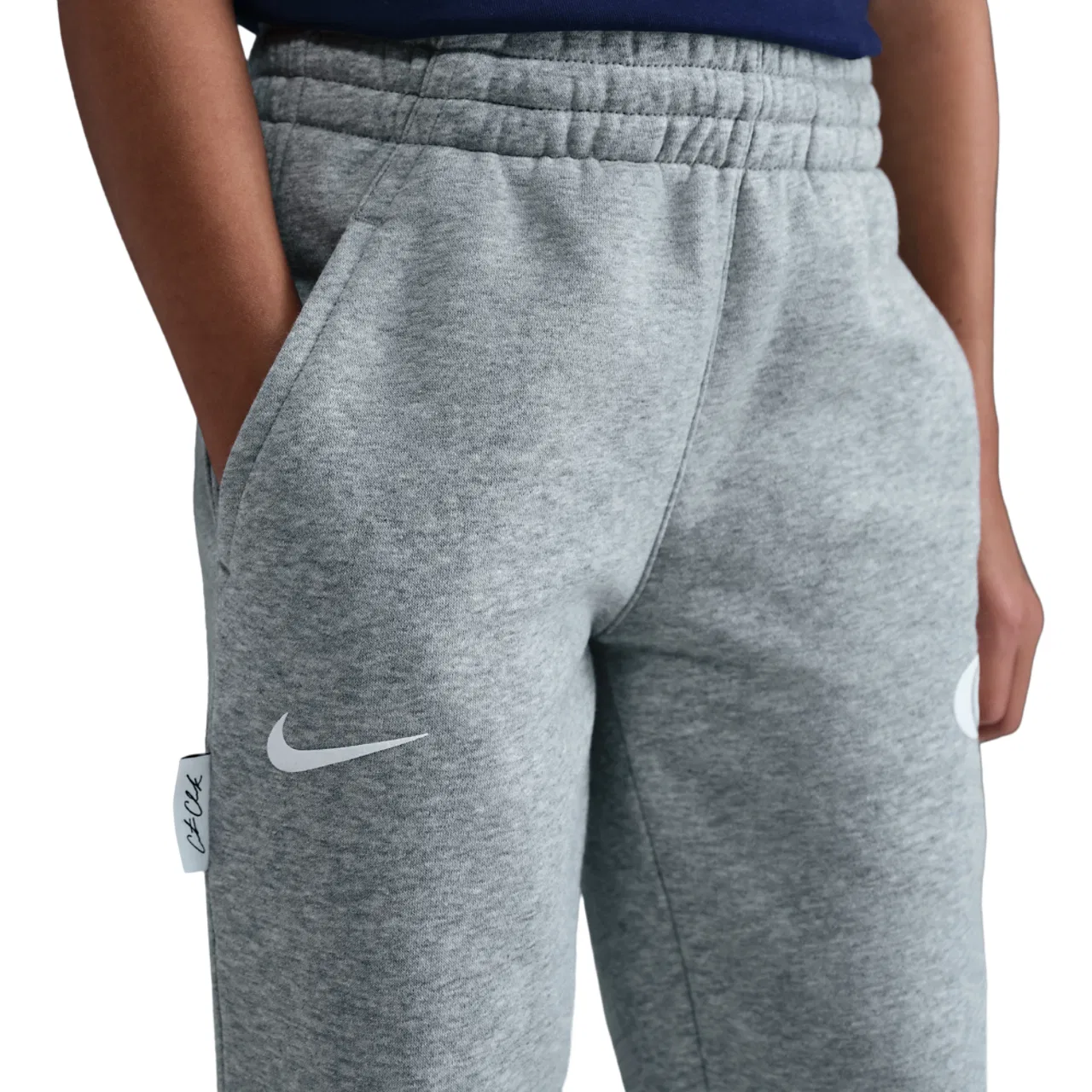 Спортивные брюки для мальчиков Caitlin Clark Essentials Fleece Nike, цвет Dk Grey Heather/White/White — фото 2