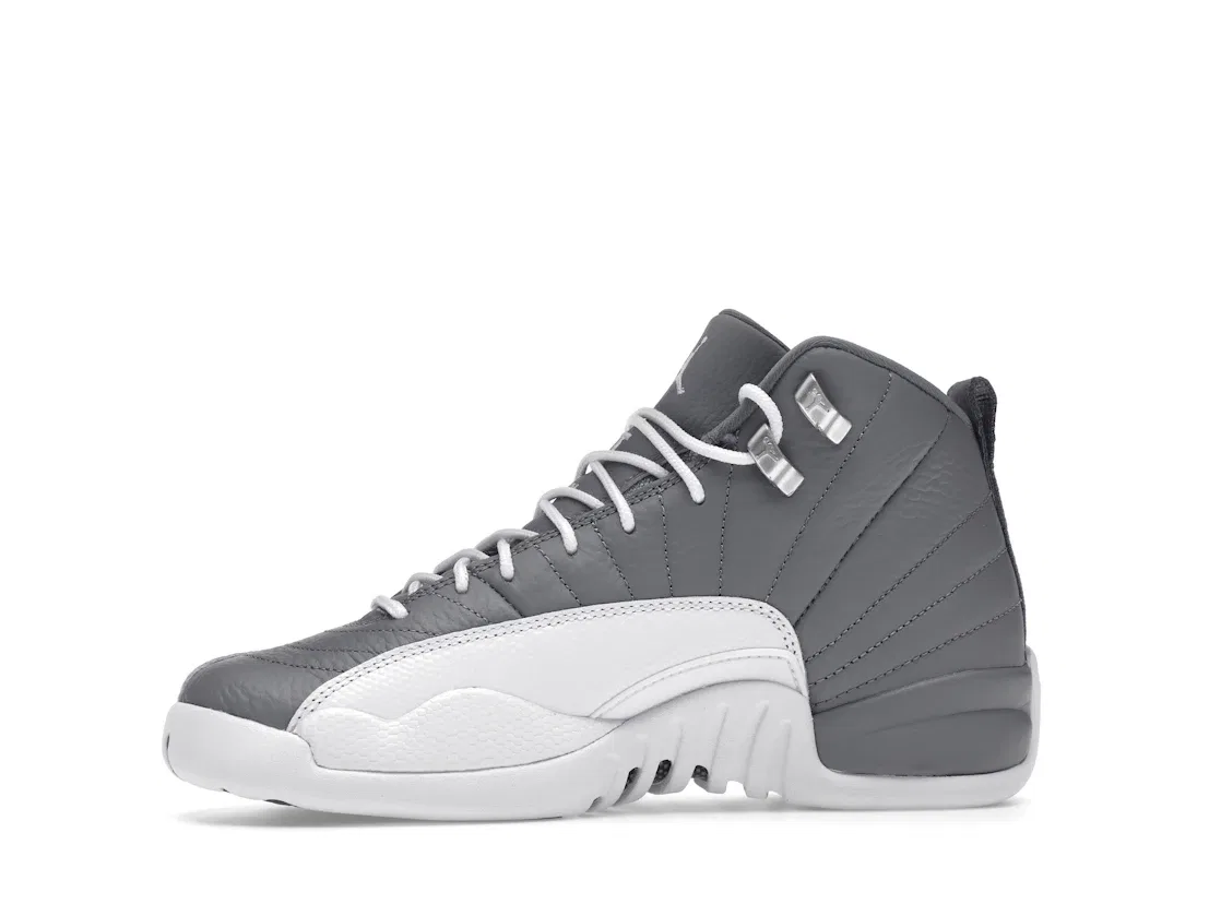 Детские кроссовки Lifestyle с верхом из кожи и замши Jordan 12 Retro, Stealth/White/Cool Grey — фото 3