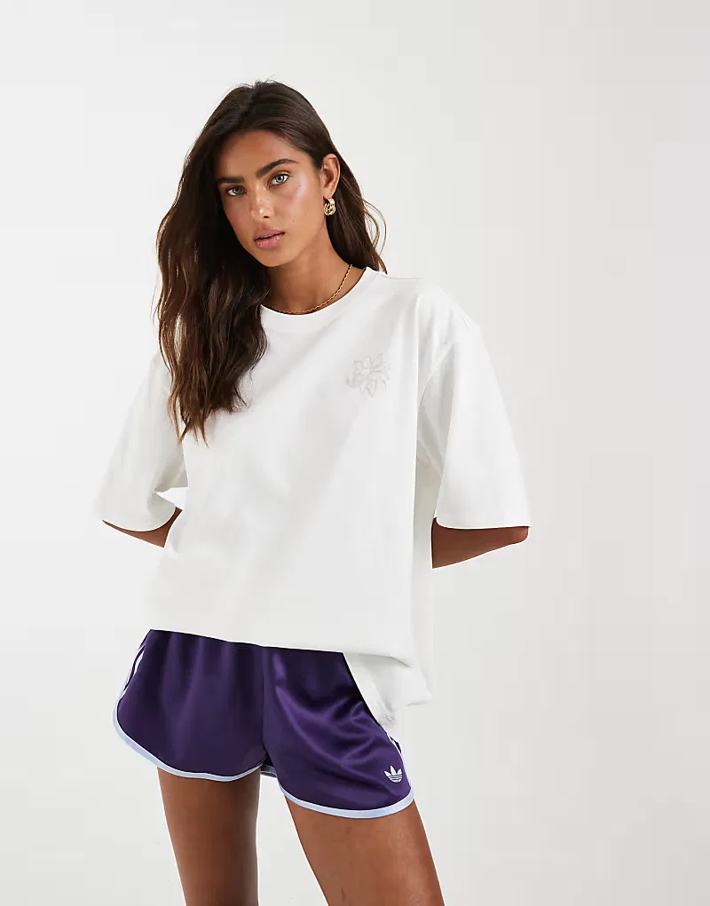 Футболка оверсайз Adidas Originals с цветочной вышивкой, белый — фото 4