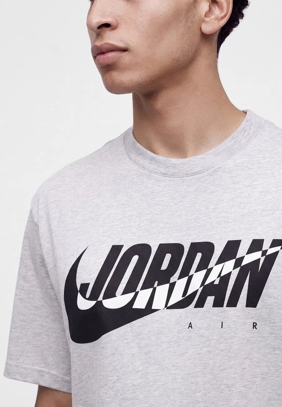 Футболка Jordan 'Brooklyn Essentials' темно-серого цвета — фото 3