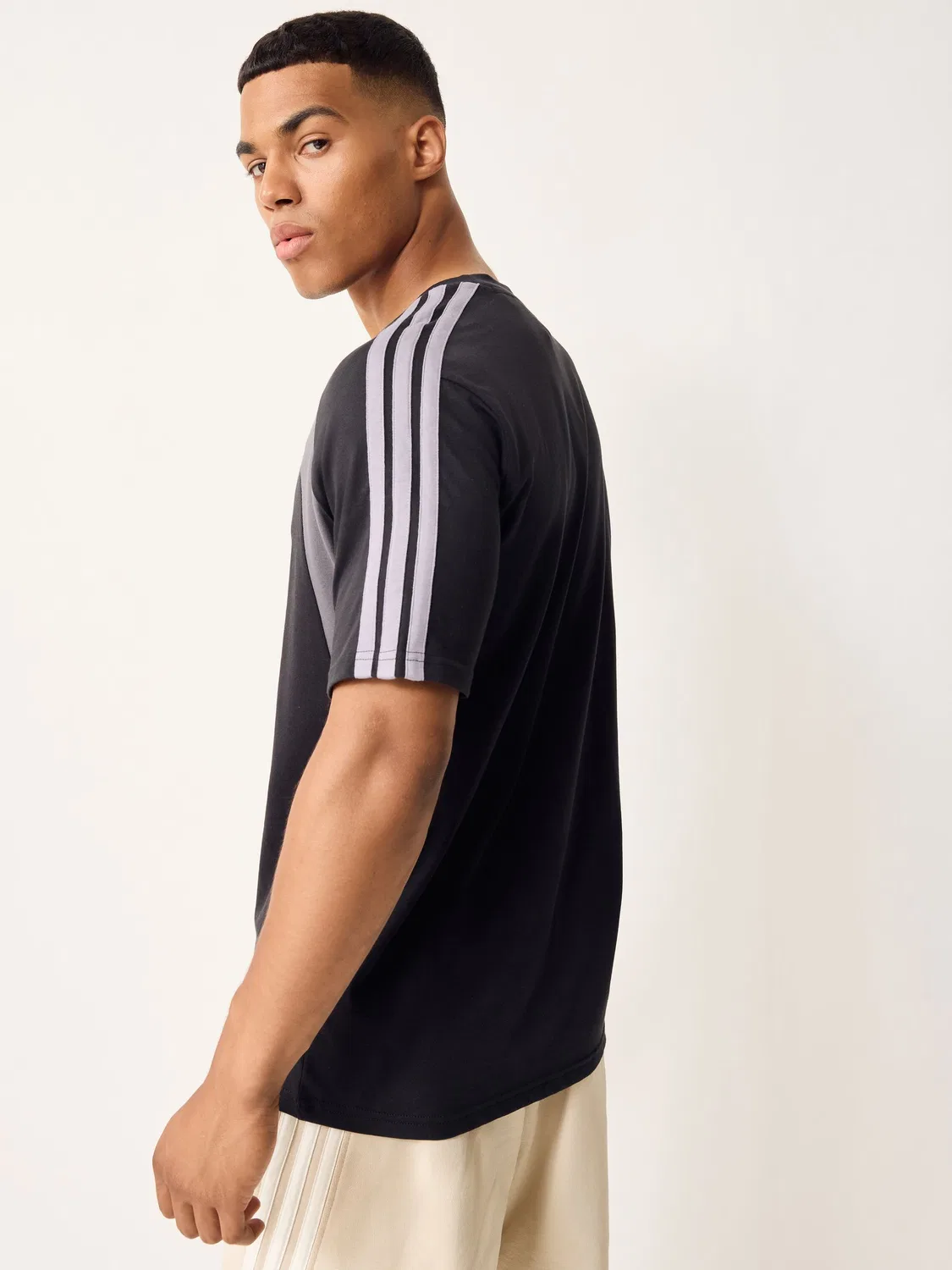 Футболка с цветовыми блоками, модель Seasonal Essentials adidas, черный — фото 3