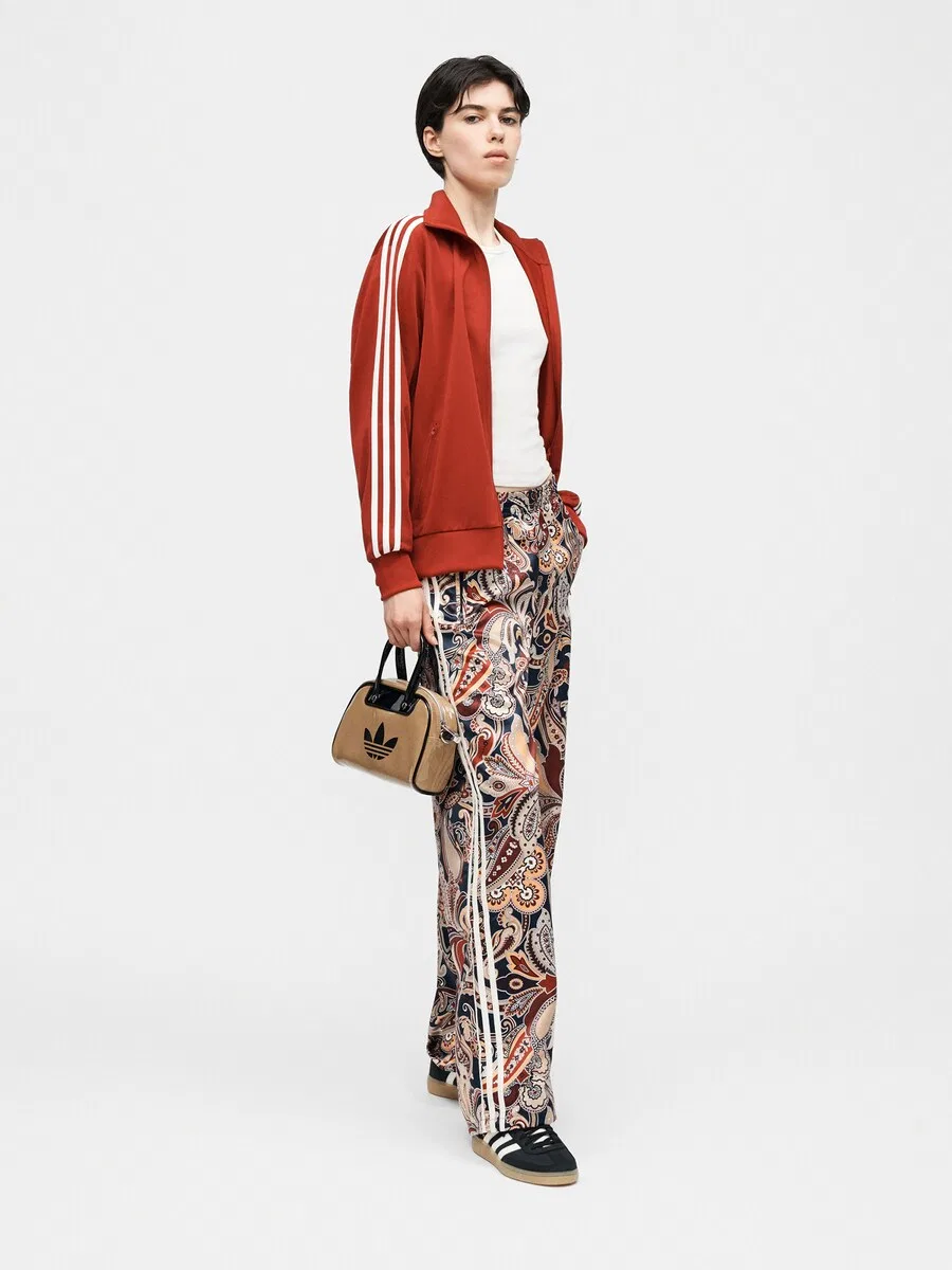 Брюки ADIDAS ORIGINALS с широкими штанинами 'Liberty London Firebird' темно-синего цвета — фото 4