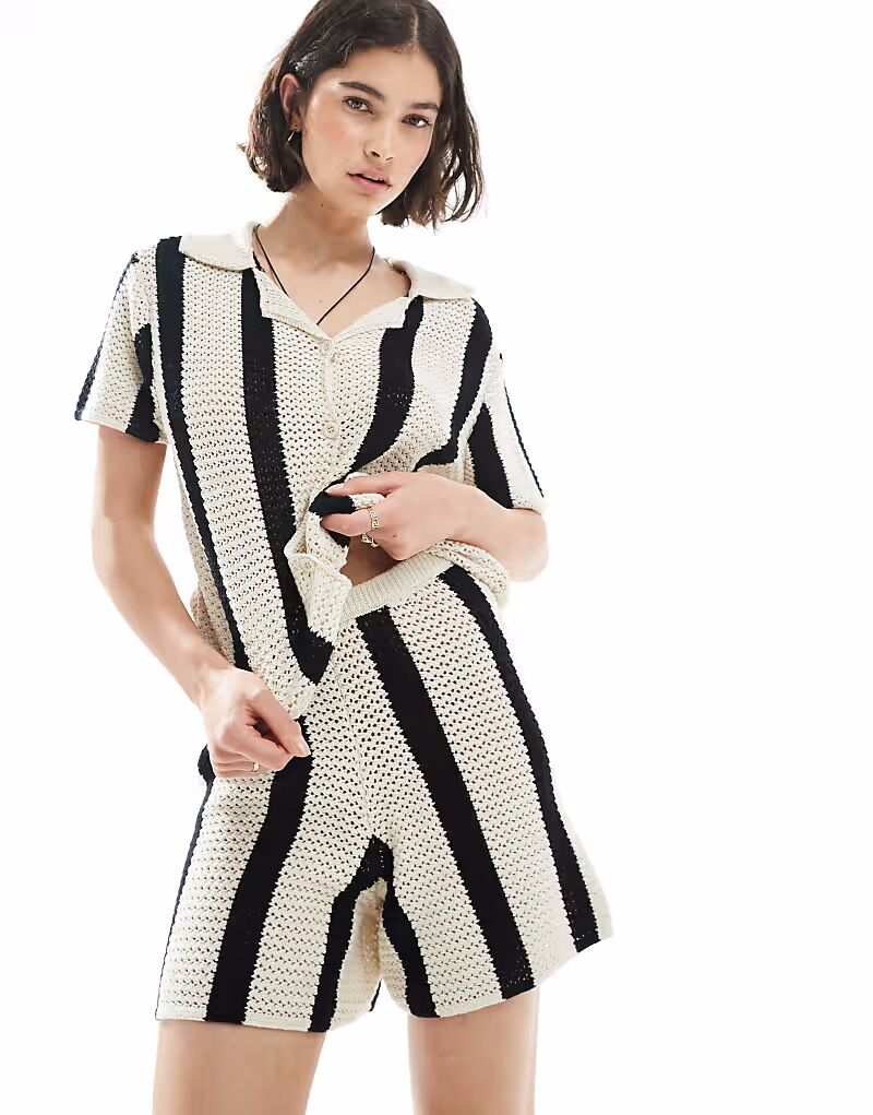 

Вязаные крючком короткие шорты в черно-белую полоску Pieces