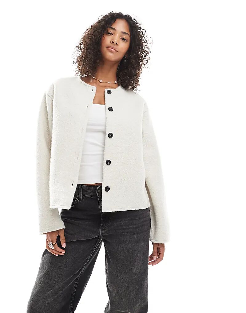 

Короткая куртка-плюшевый жакет Pieces кремового цвета