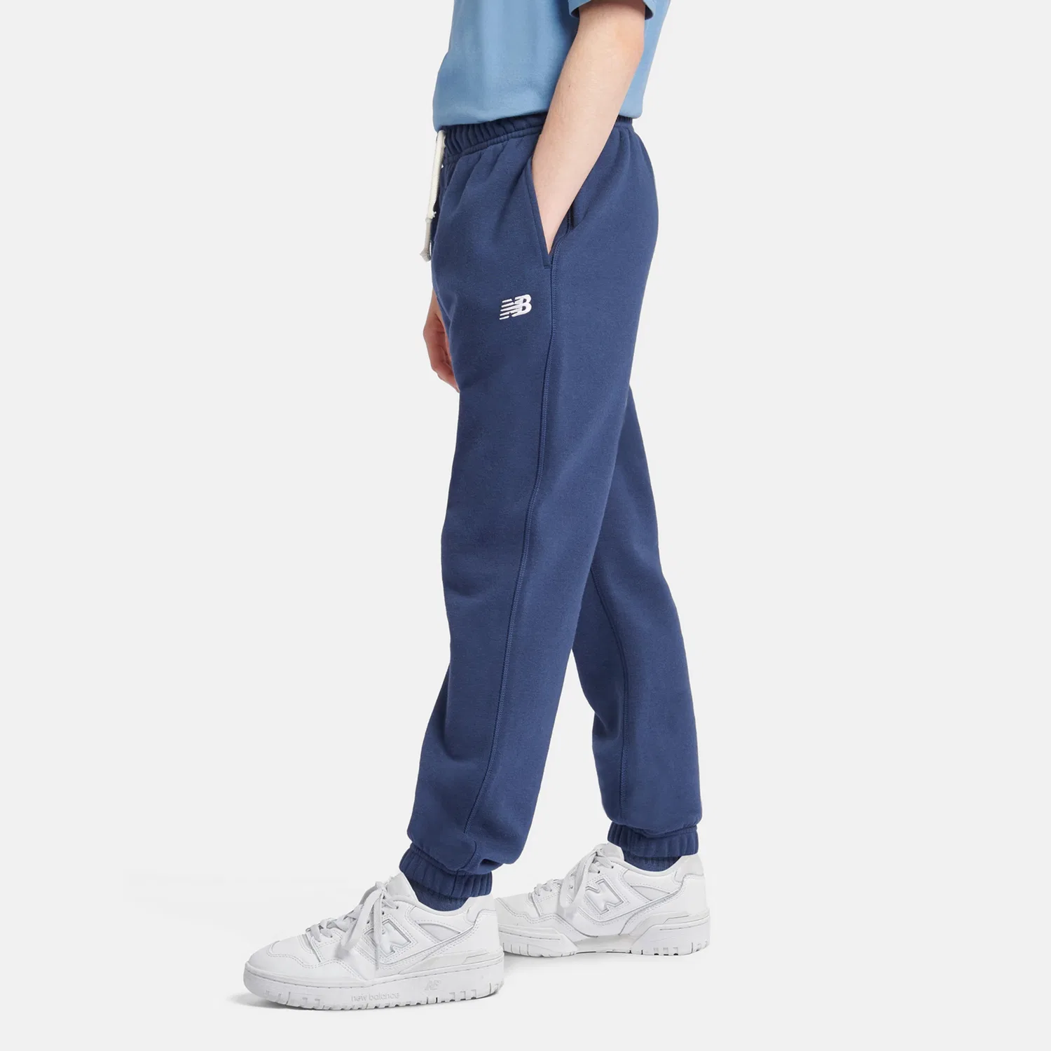 Детские спортивные штаны на средней посадке с вышитым логотипом Brush Back Small Logo New Balance, Nb Navy — фото 4