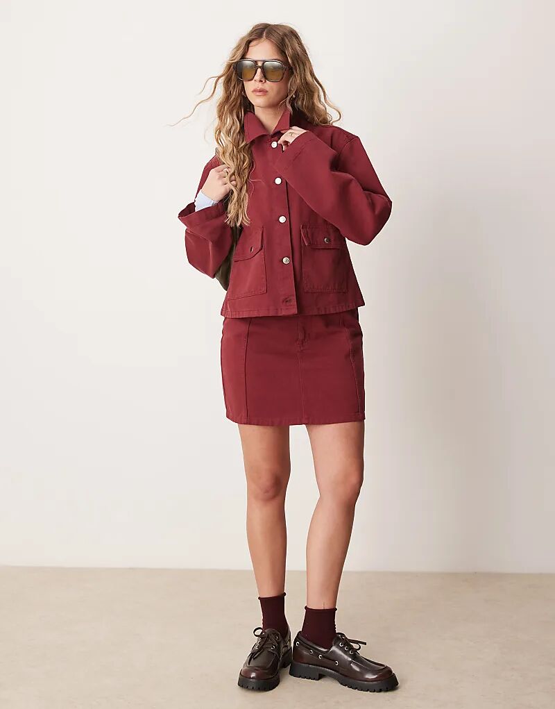 

Джинсовая мини-юбка ASOS DESIGN с вышивкой гранатового цвета — часть комплекта