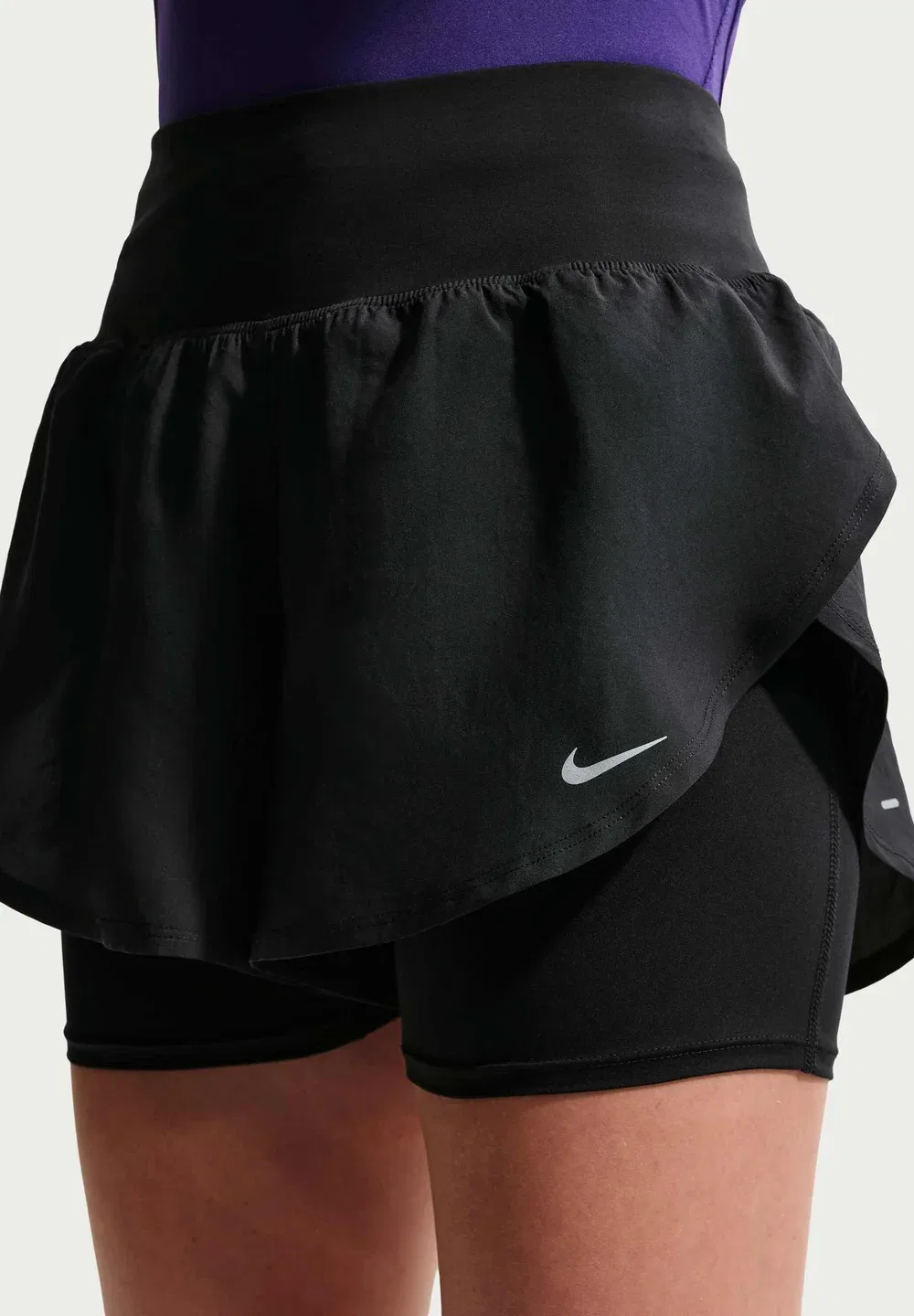 W nk flow df hr 2n1 shrt - шорты 2-в-1 Nike Performance, Black/Black/Reflective Silv — фото 3