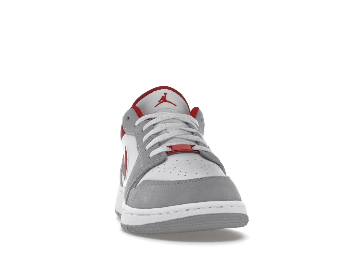 Детские кроссовки Lifestyle с длинным шнурком Jordan 1 Low SE, Smoke Grey/Gym Red/White — фото 2