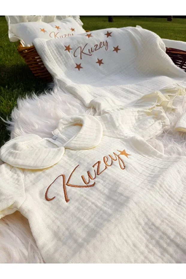 Детский комплект из муслина с вышивкой имени Baby Clime, Nude Color — фото 4