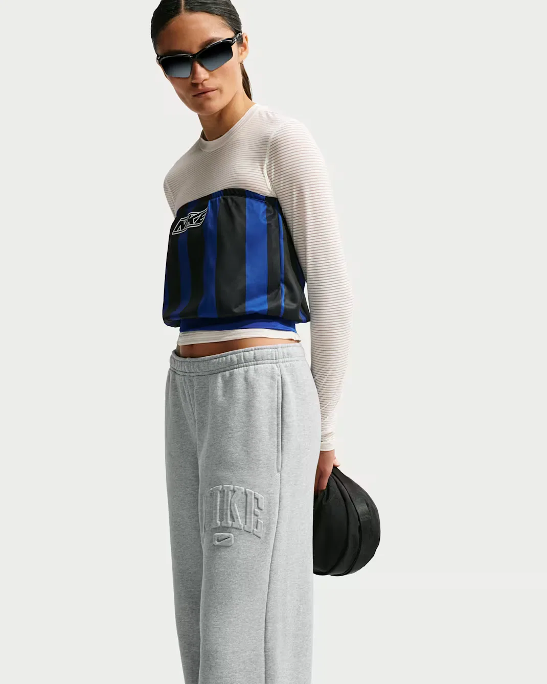 Женские брюки средней посадки с широкими штанинами Nike Studio Fleece Medium Weight, Dark Grey Heather/Dark Grey Heather — фото 4