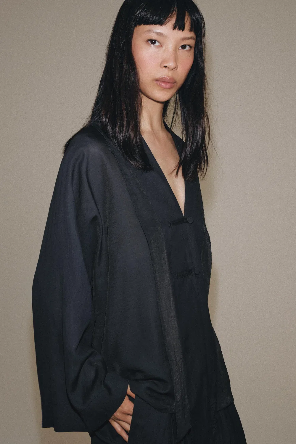 Рубашка-свитер из коллекции ZW с застежкой в виде лягушки. ZARA, Dark grey — фото 4