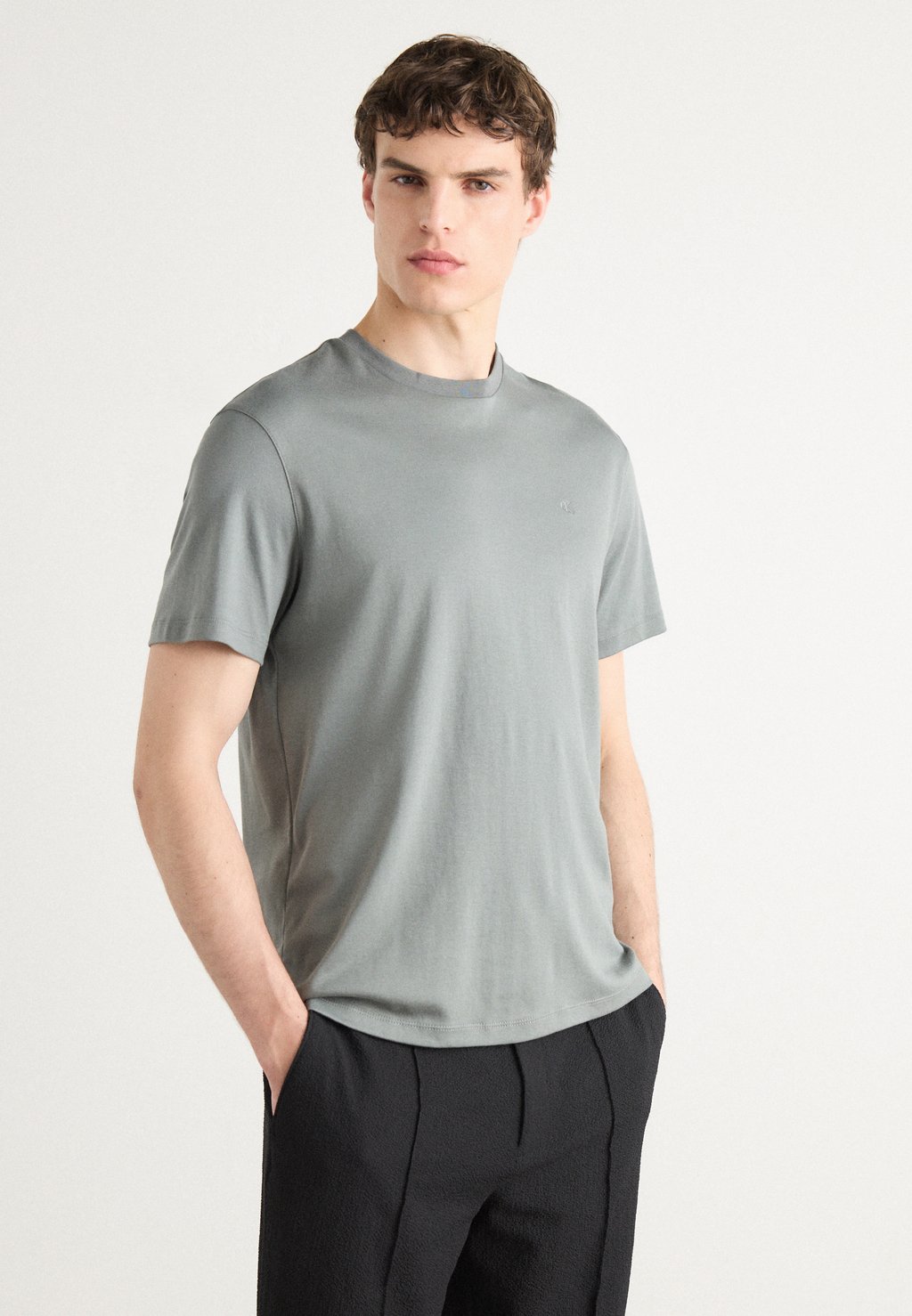 

Базовая футболка CREWNECK TEE Calvin Klein, темно-зеленый