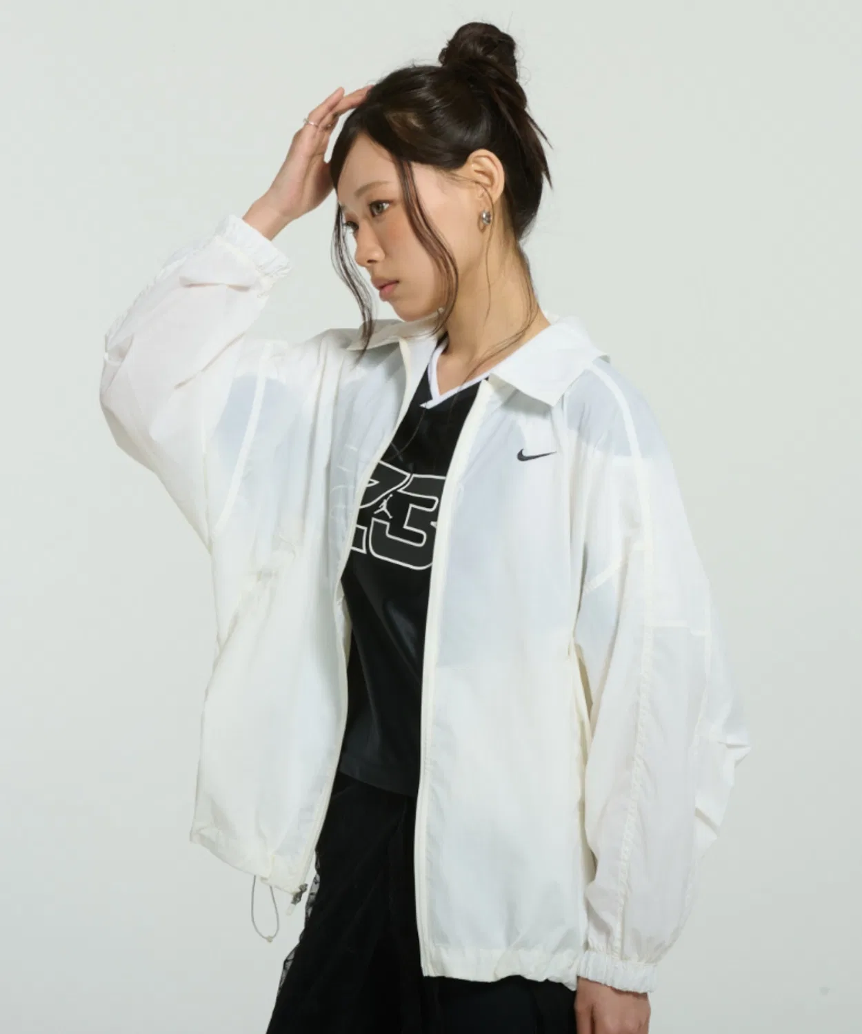 Женская легкая куртка-ветровка с принтом Nike Sportswear Oversized Lightweight UV Jacket, кремовый