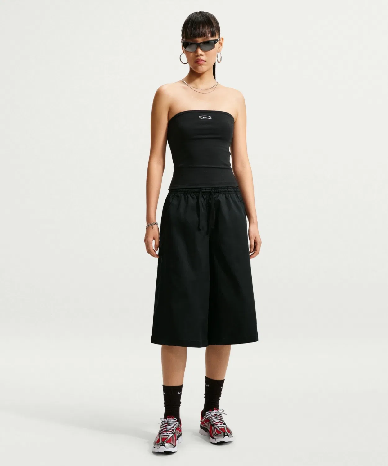 Женские шорты-парашют с принтом и логотипом, модель Oversized Mid-Rise Parachute Shorts NIKE, Black — фото 2