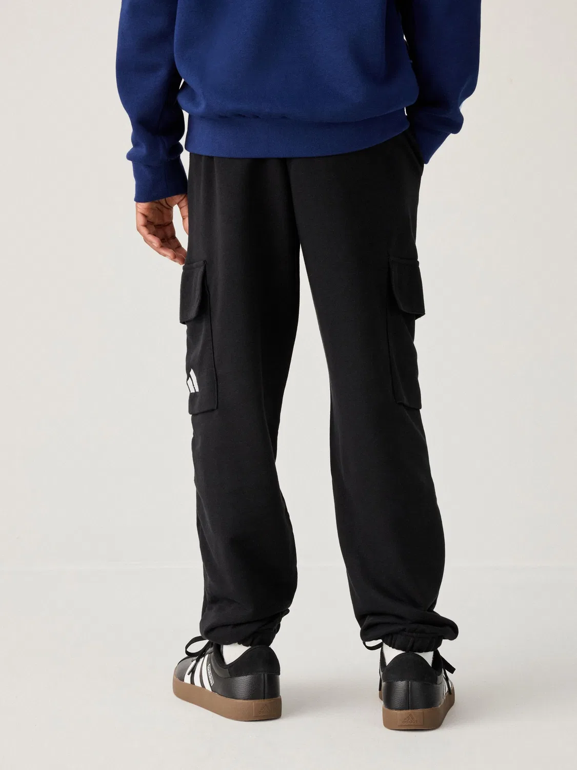Джоггеры cargo Essentials adidas, черный — фото 3