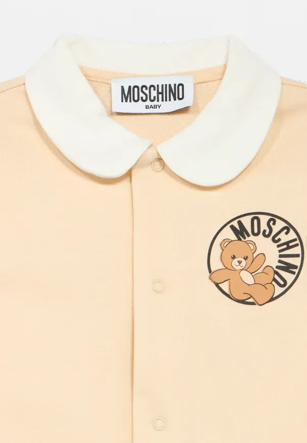 Комбинезон-слип с нагрудником и шапочкой Moschino, бежевый — фото 4