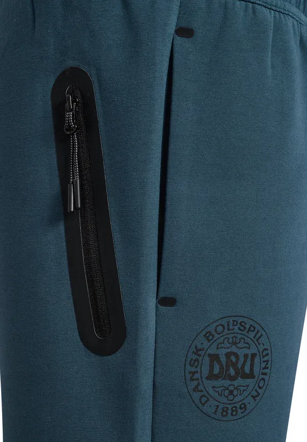 Штаны спортивные детские Hummel Dbu 26 travel tech pants kids tracksuit bottoms, цвет звездный наблюдатель — фото 3