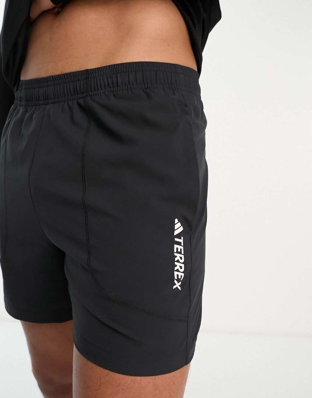 

Черные походные шорты adidas Terrex