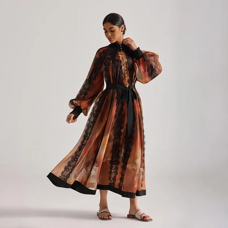 Женское платье-макси с цветочным принтом, Floral Print Maxi Dress with Lace Panels, Long Balloon Sleeves, High Neck, Belted A-Line, коричневый — фото 3