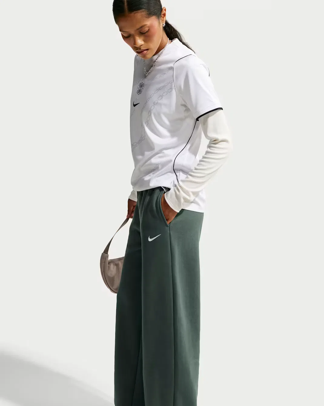 Женские брюки средней посадки с широкими штанинами Nike Studio Fleece Medium Weight, Camo Green/Sail — фото 4