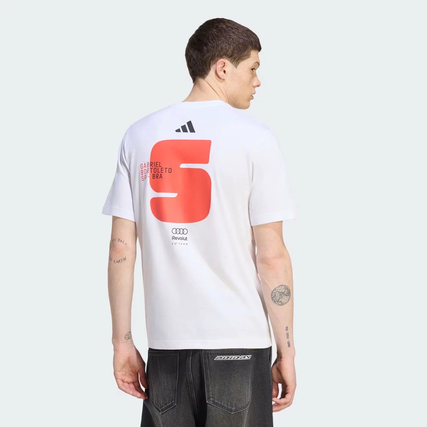 Мужская футболка с графическим принтом Audi Revolut F1 Team Gabriel Bortoleto Graphic I Tee Adidas Performance, белый — фото 2