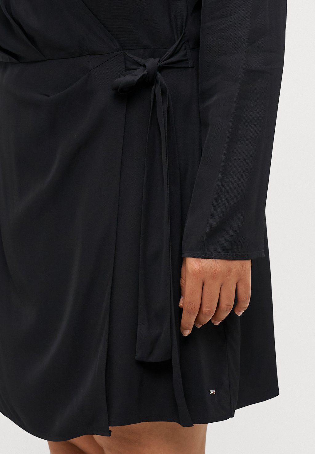 

Платье-рубашка FLUID WRAP SHORT DRESS Tommy Hilfiger Curve, черный