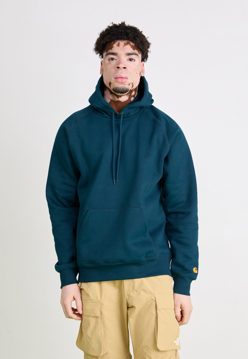 

Толстовка с капюшоном HOODED CHASE Carhartt WIP, цвет Duck Blue/Gold