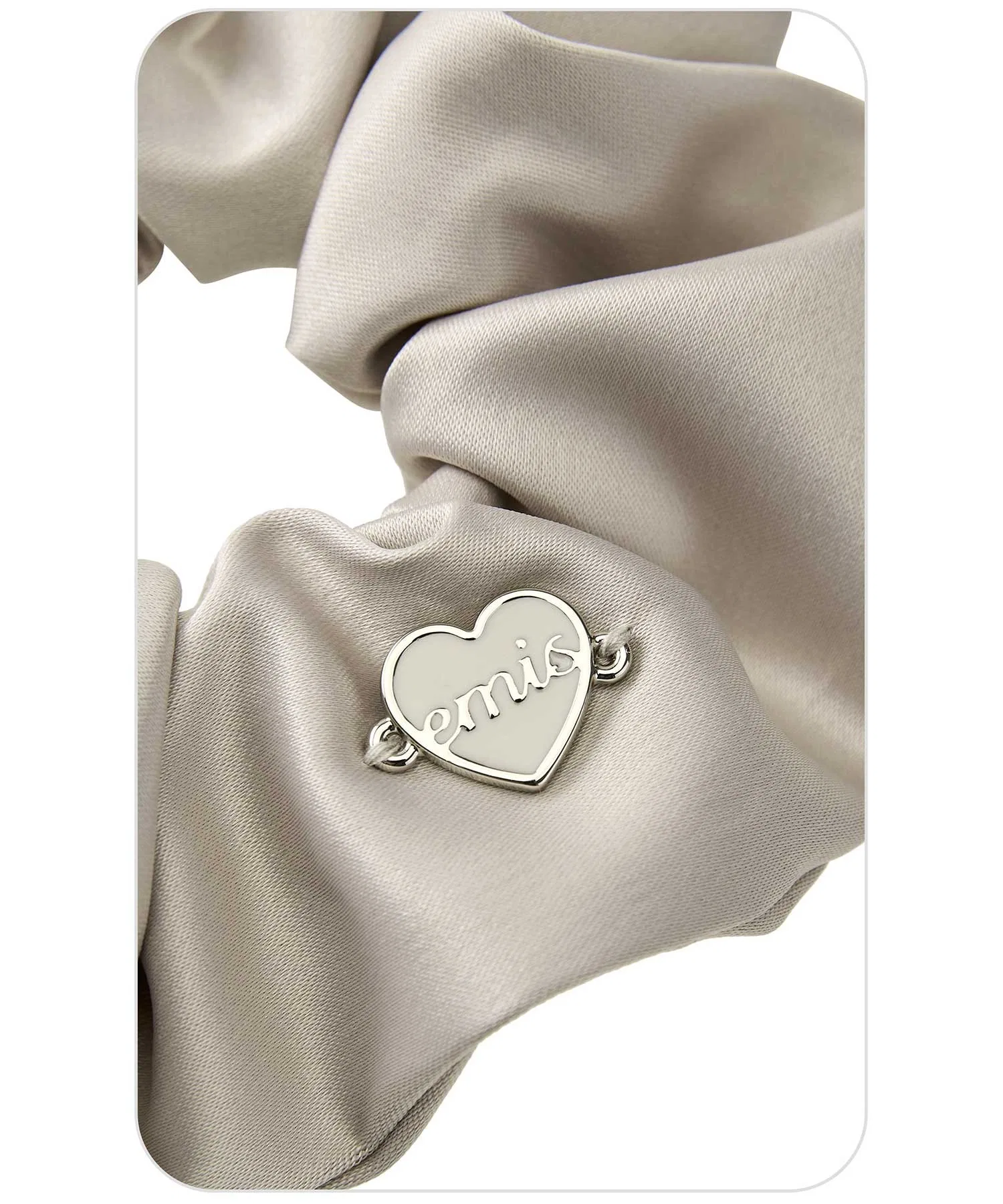Резинка для волос с подвеской SATIN HEART LOGO PENDANT SCRUNCHIE EMIS розовый — фото 4