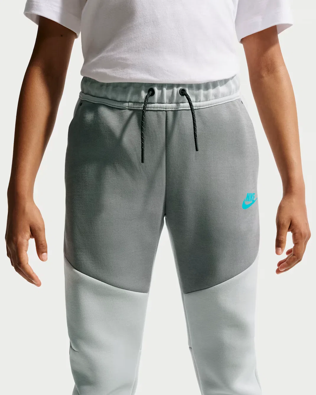 Детские спортивные штаны Nike Sportswear Tech Fleece, Wolf Grey/Smoke Grey/Black/Energy — фото 3