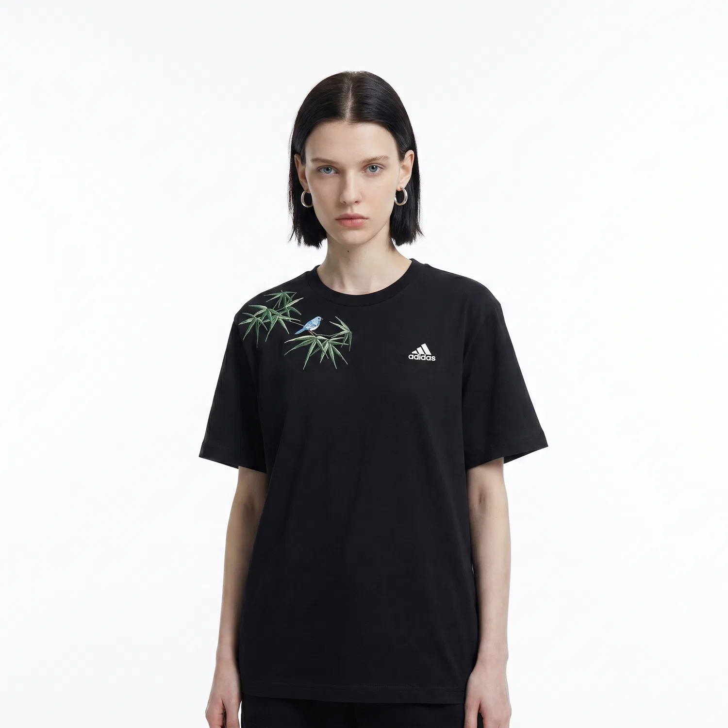Женская футболка с вышивкой Must Haves Adidas, черный — фото 4