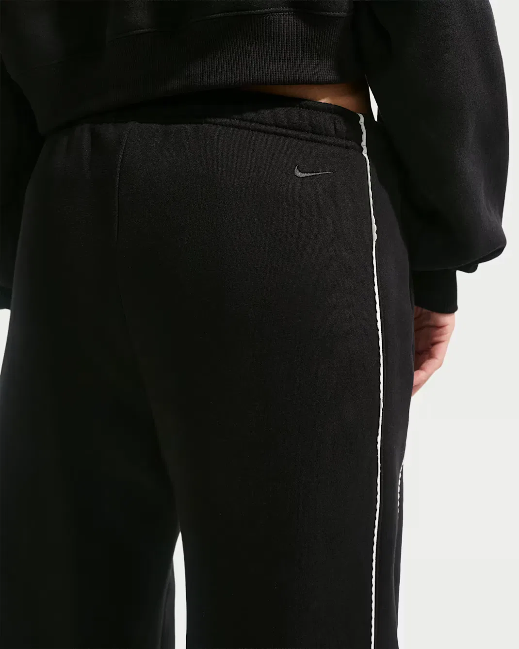 Женские брюки средней посадки с широкими штанинами Nike Studio Fleece Medium Weight "Graphic Pack", Total Black/Sail/Total Black — фото 3