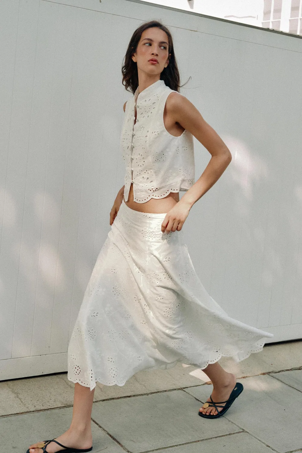 Вышитый топ с пуговицами, украшенными стразами. ZARA, White