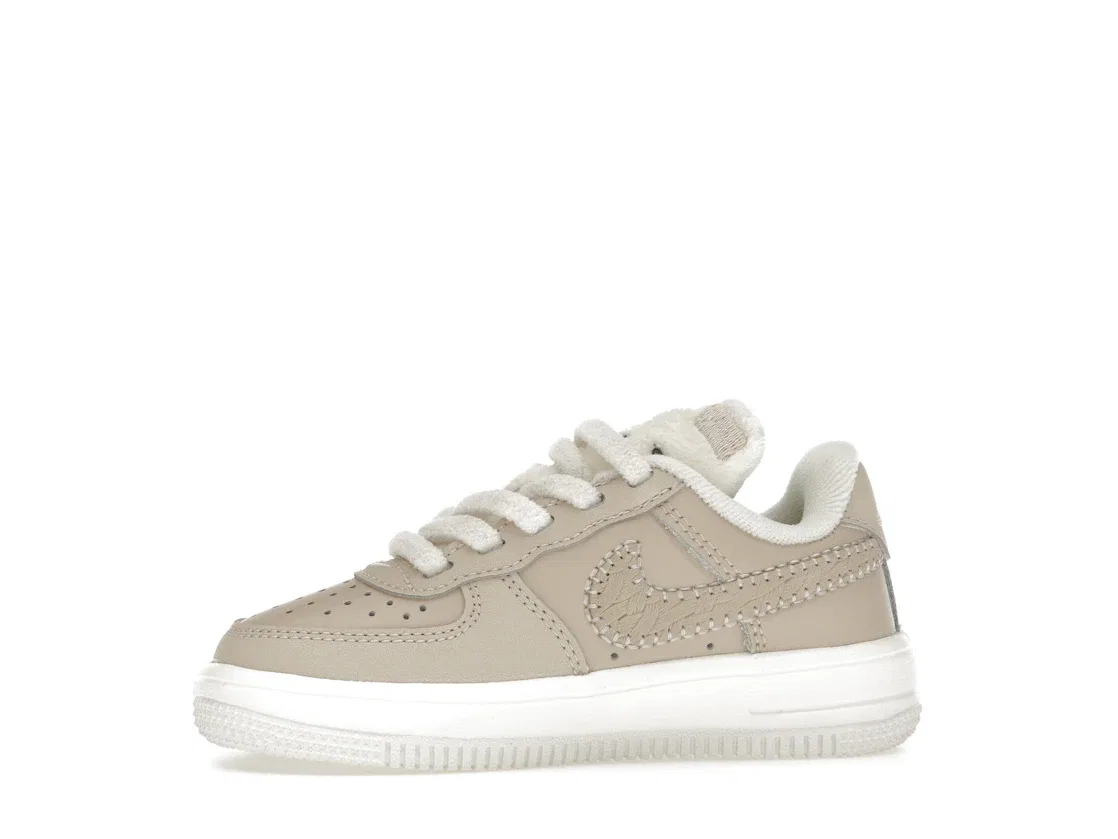 Детские кроссовки Lifestyle с системой EasyOn Nike Force 1 Low SE, Sanddrift Sail Dark Raisin Pale Ivory — фото 3
