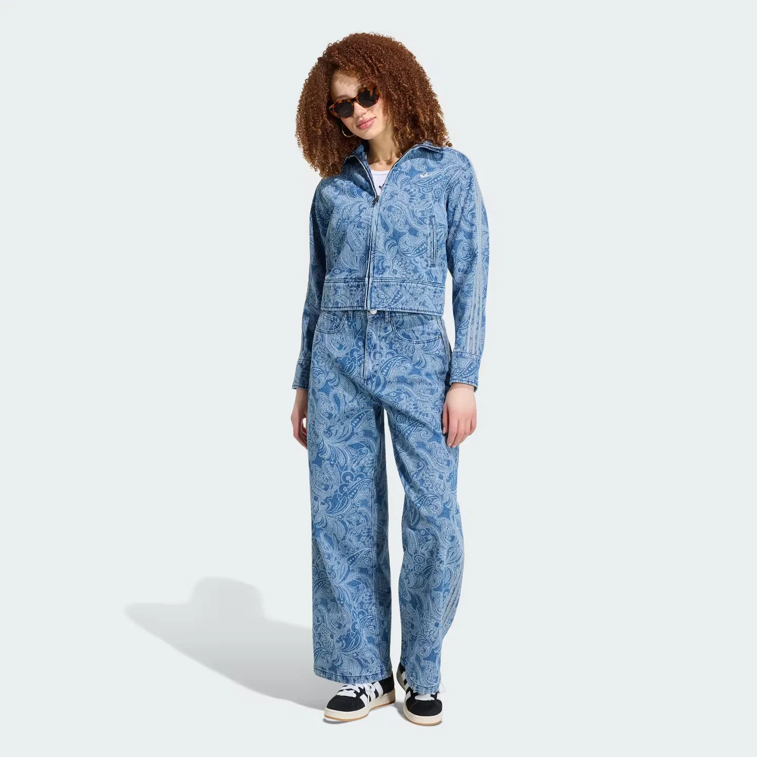 Женская джинсовая куртка с принтом пейсли Liberty London Firebird Adidas Originals, средний винтажный деним/светлый деним — фото 3