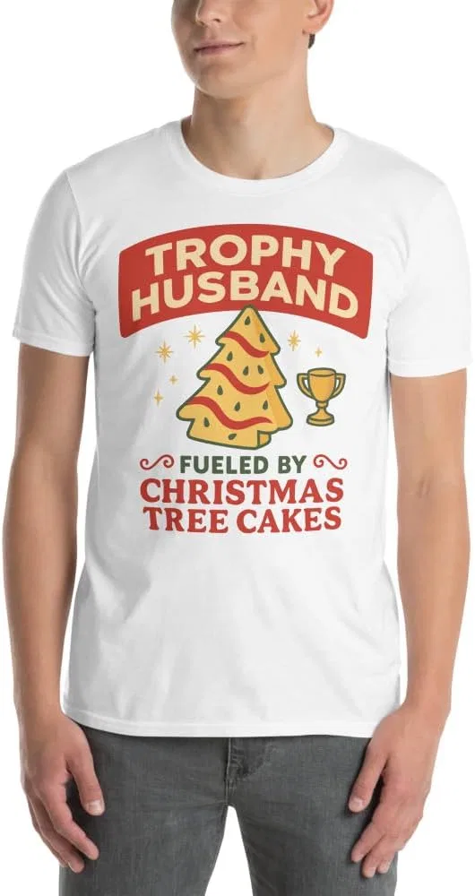Мужская футболка с принтом Trophy Husband Fueled by Christmas Tree Cakes, белый