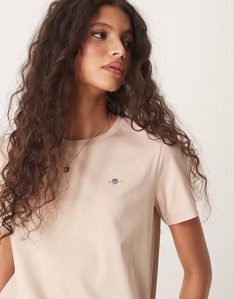 

Футболка GANT regular fit с логотипом Shield песочного цвета