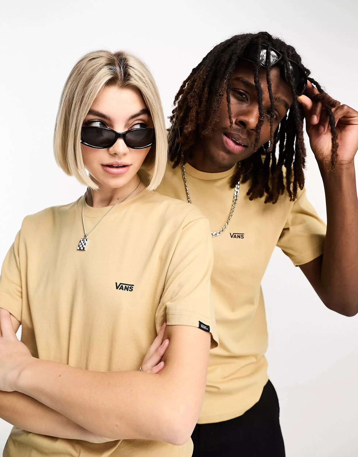 

Песочная футболка унисекс с логотипом на левой стороне груди Vans