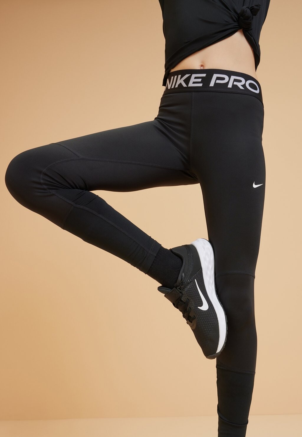 

Тайтсы Nike, черный/белый