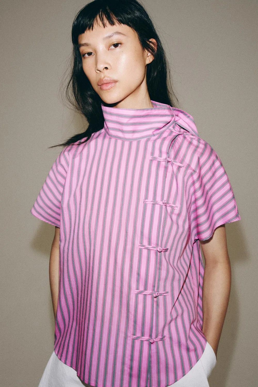 Полосатая рубашка из коллекции ZW с застежкой в виде лягушки. ZARA, Pink — фото 2