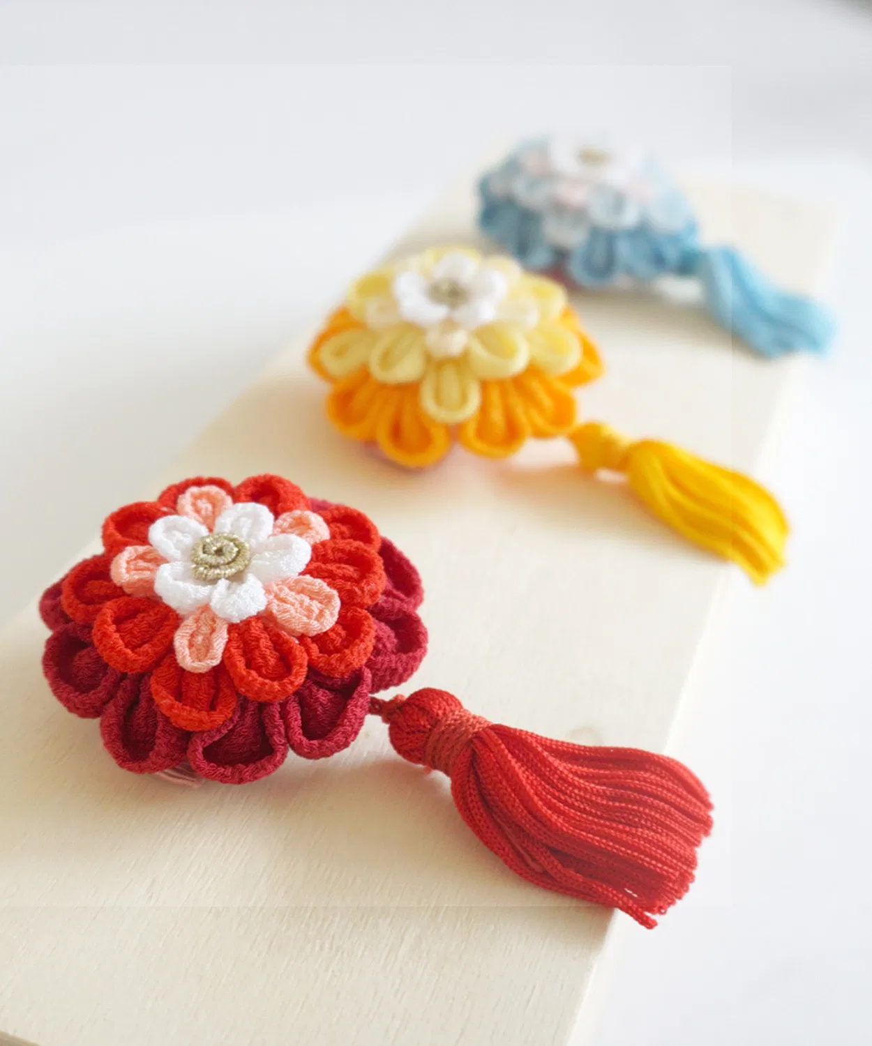 Детское украшение для кимоно с цветком цумами-дзайку, модель Tsuru и Dangiku SweetMommy, Red — фото 4