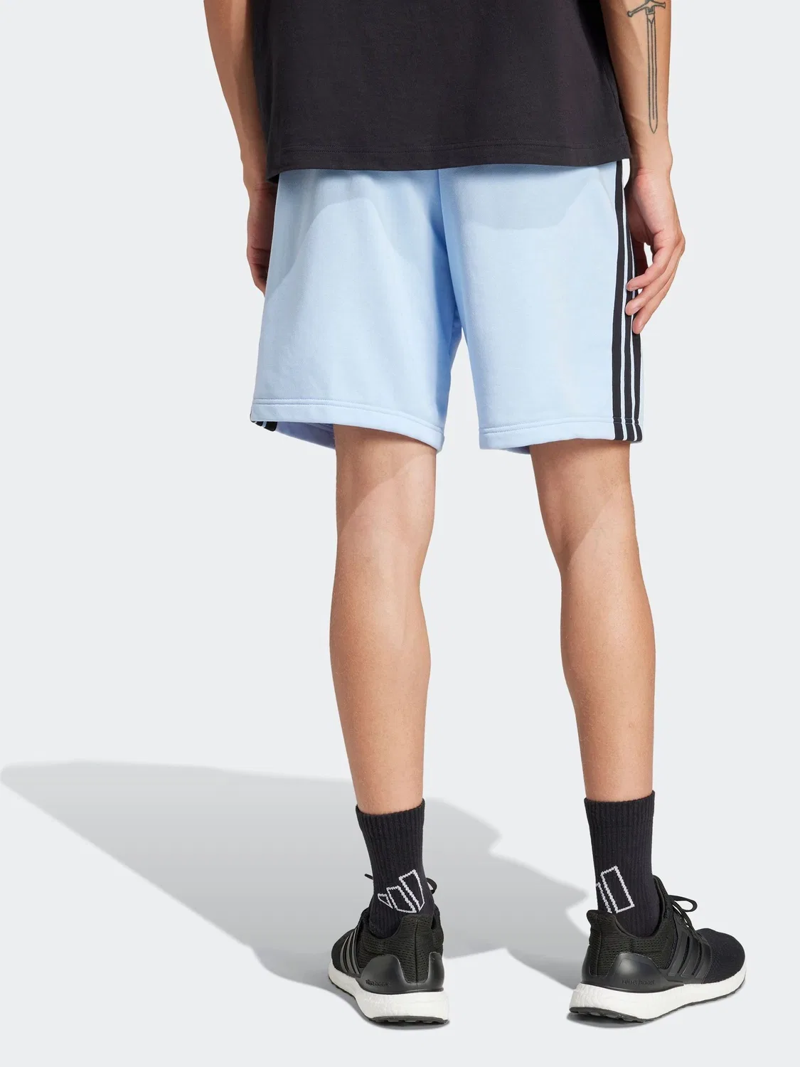 Шорты свободного кроя с боковыми полосками Essentials Three Stripes adidas, светло-синий — фото 2