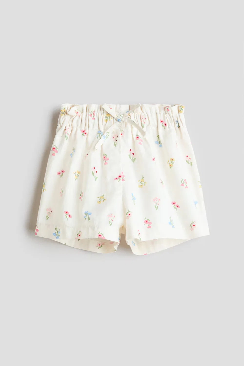Шорты с поясом, напоминающим бумажный пакет H&M, Cremefarben/Geblümt