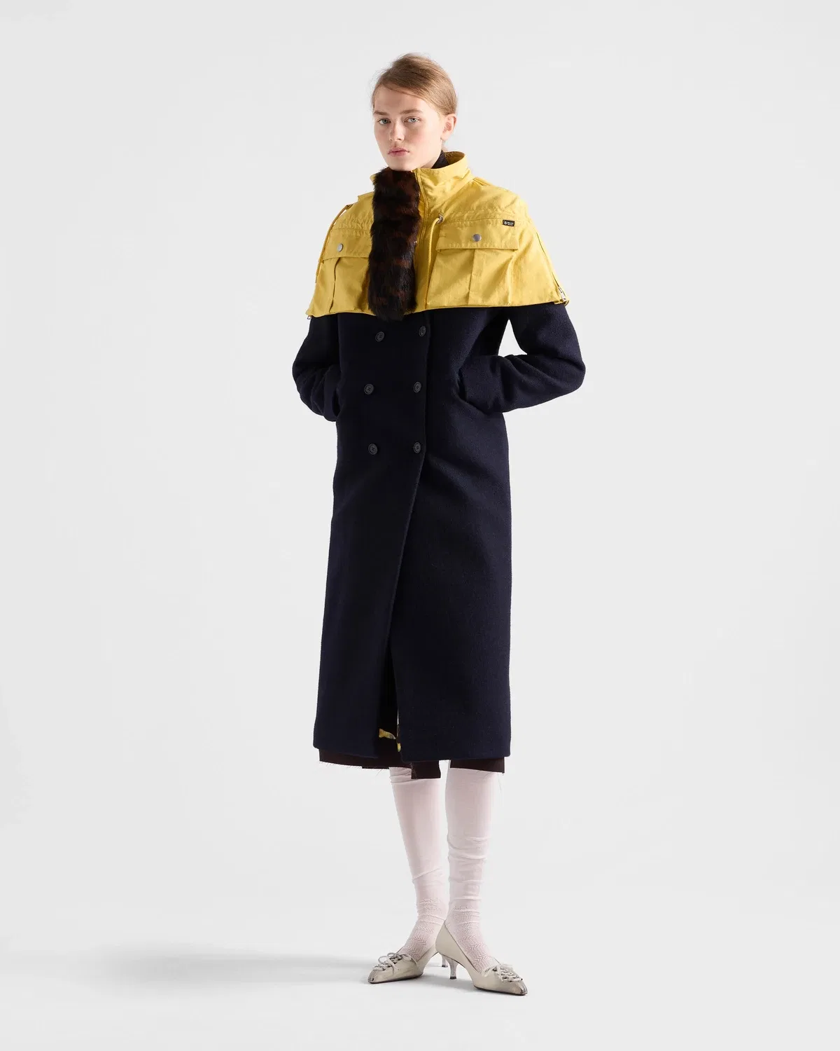 Накидка из технической ткани с отделкой из овчины Prada, желтый — фото 2
