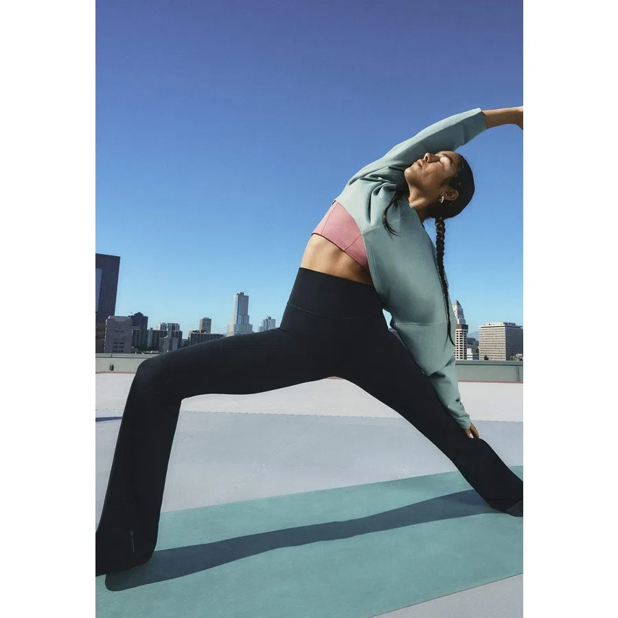 Женские спортивные леггинсы с расклешенным низом, модель Yoga Studio Flared, adidas, Черный — фото 4