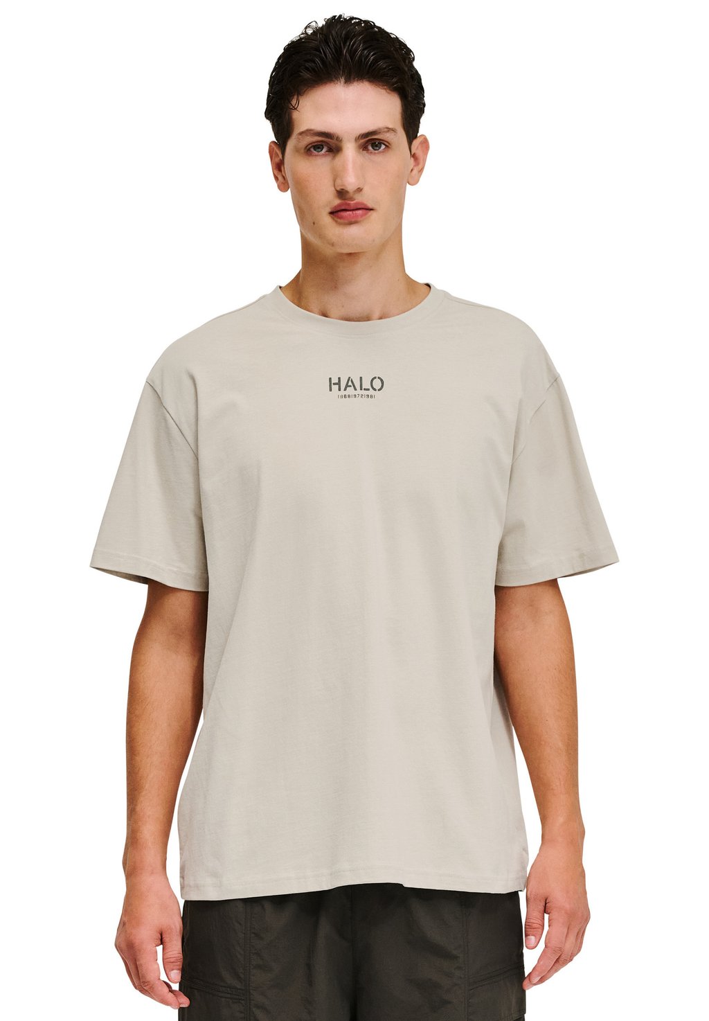 

Футболка с принтом HALO, коричневый