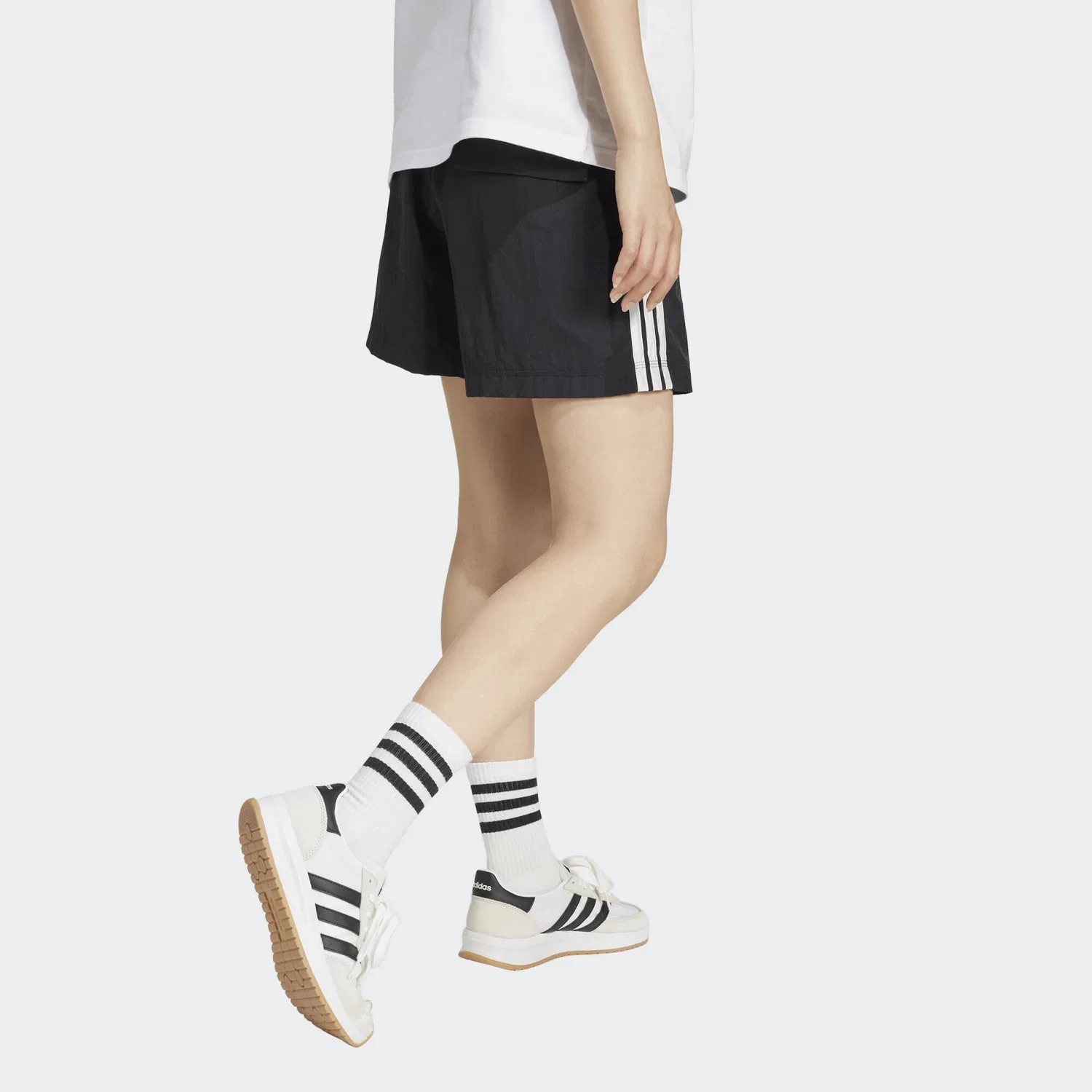 Женские шорты свободного кроя Adidas, Schwarz — фото 2