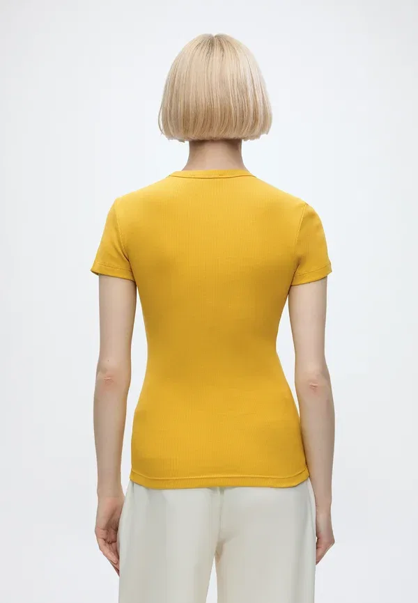 Футболка Lacoste Медовый, Классическая посадка — фото 3