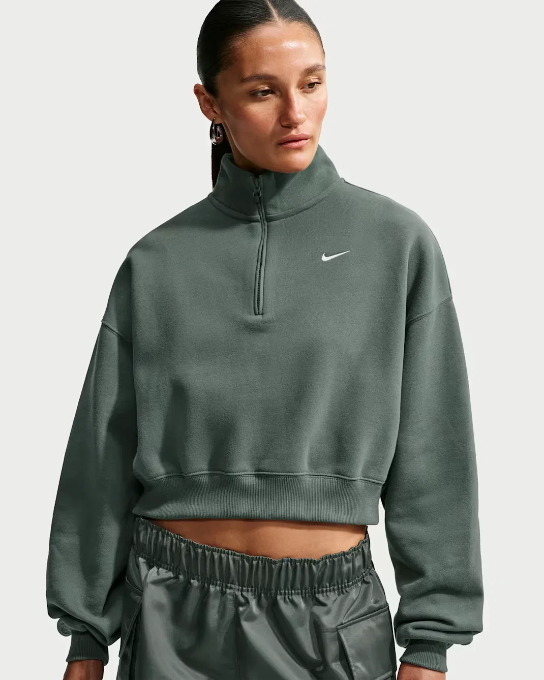 Женский укороченный топ свободного кроя с молнией на четверть длины Nike Studio Fleece Medium Weight, Camo Green/Sail