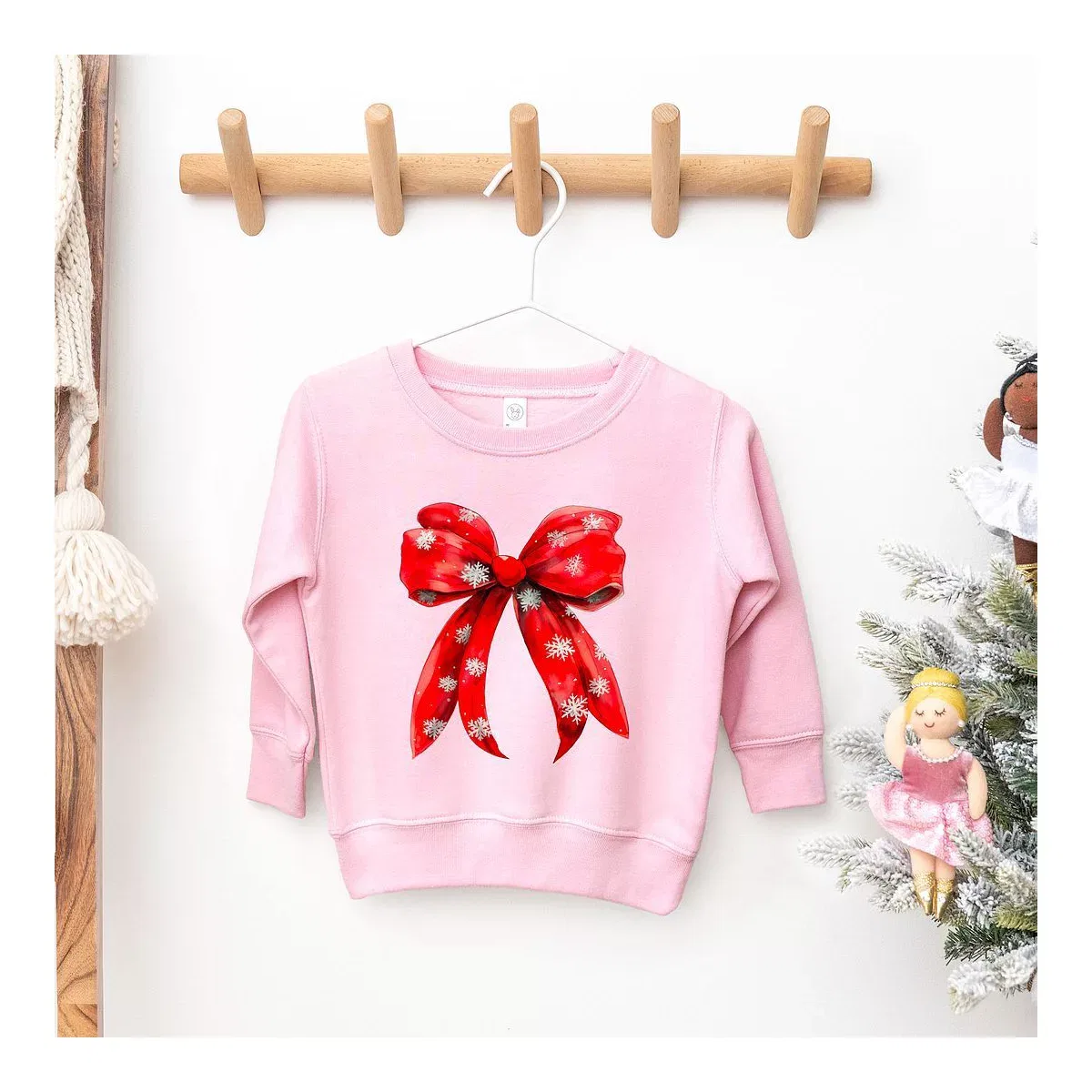 Детский свитшот для девочек с принтом Coquette Christmas Snowflake Bow The Juniper Shop, Pink — фото 2